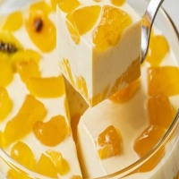 Sobremesa de gelatina com leite condensado e creme de leite