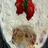 Pavê de leite ninho com morango 