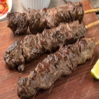 Espetinho de churrasco igual de porta de estádio perfeito para o seu churrasco de ano novo