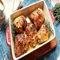 Frango assado na maionese com creme de cebola receita simples e prática de preparar