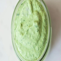 Maionese verde caseira, igual aqueles molhos de lanchonete que todo mundo ama