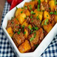 Carne com Mandioca Dourada ao Molho