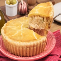 Torta de frango com uma massa tão perfeita que derrete na boca