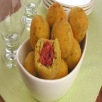 Bolinho de mandioca com calabresa