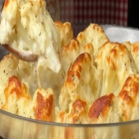 Chou-fleur cuit au four avec sauce crémeuse au fromage et sauce tomate-anchois