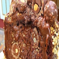 Bolo de Ferrero Rocher com Brigadeiro e Nutella
