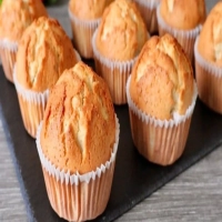 Muffins de baunilha fáceis e fofos! Perfeito para cozimento rápido! 