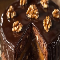 Bolo de Nozes com Creme de Caramelo Salgado e Chocolate Meio Amargo