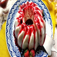 Pudim fit de coco com calda de frutas vermelhas