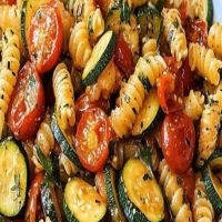 Pâtes saines aux tomates et aux courgettes