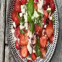 Salade de Fraises, Melon, Concombre, Fromage Feta et sa Vinaigrette Sucrée