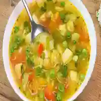 Recette de soupe de légumes copieuse avec croûtons au parmesan