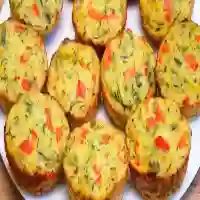 Muffins aux courgettes et pommes de terre avec sauce au yaourt grec