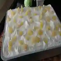 Bolo gelado de abacaxi na travessa