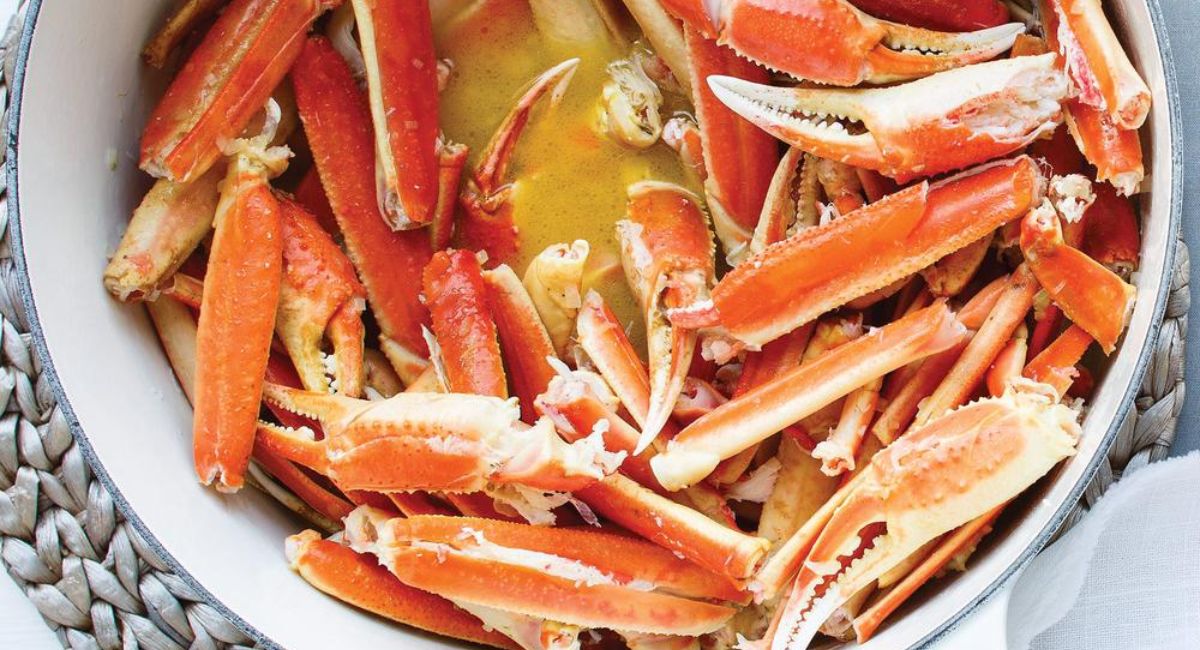 Pattes de crabe cuites au four dans une sauce au beurre