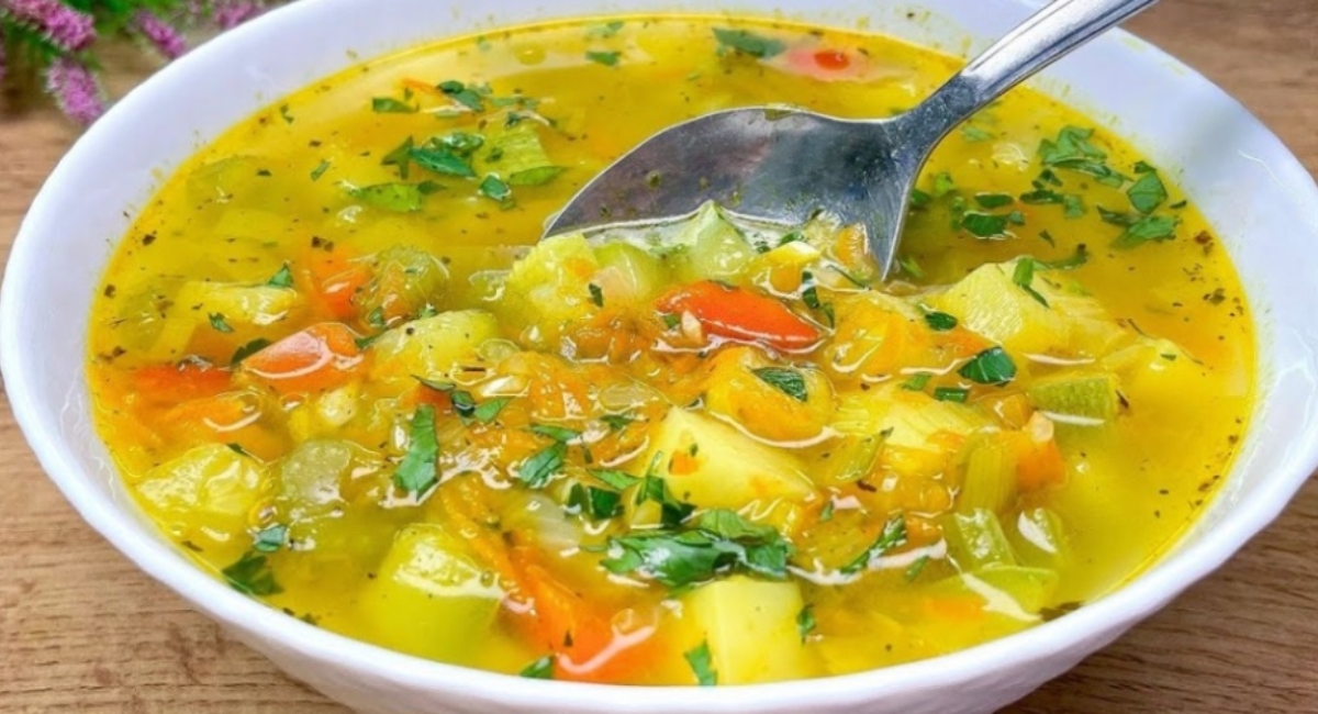 Soupe de légumes copieuse avec croûtons maison : un délice réconfortant