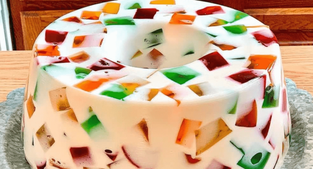 Gelatina de Mosaico, um doce colorido e refrescante que agrada a todos