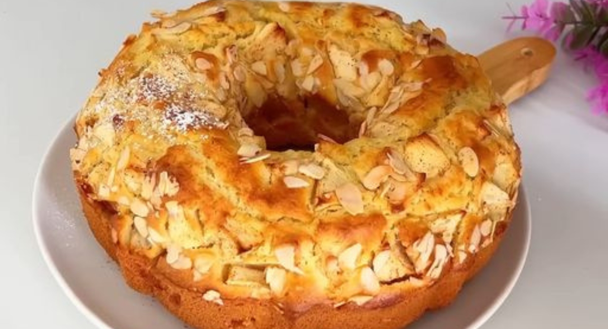 Gâteau étagé aux pommes et à la cannelle