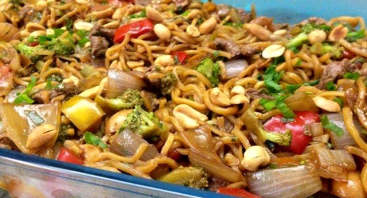Yakissoba caseiro, fica igual dos restaurantes chineses, só que mais gostoso