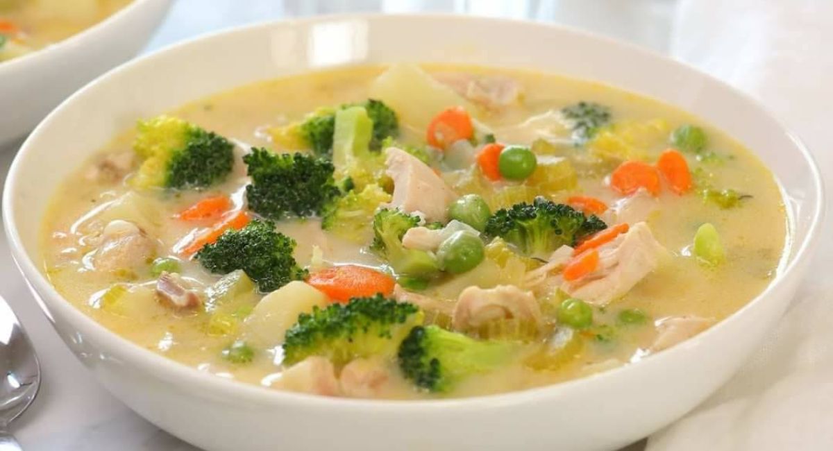 Soupe crémeuse au poulet et aux légumes