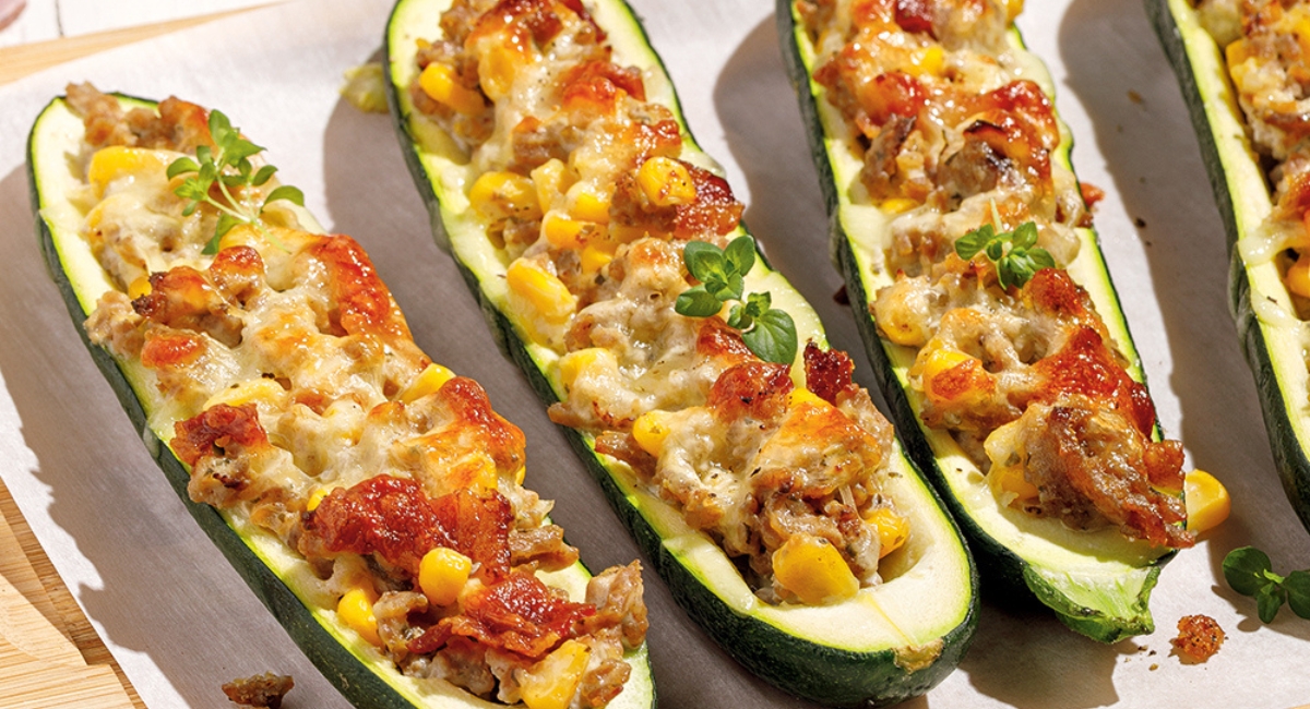 Courgettes farcies au poulet, maïs et bacon 
