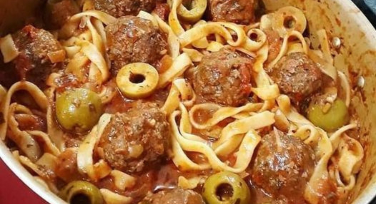 Talharim com almôndegas ao molho sugo!