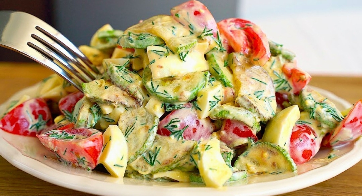 Salade de courgettes et tomates avec sauce yaourt-moutarde