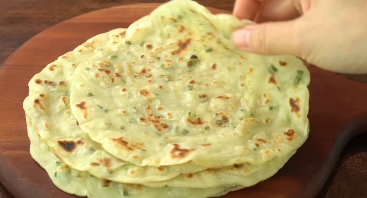 Pain plat moelleux à l’oignon vert