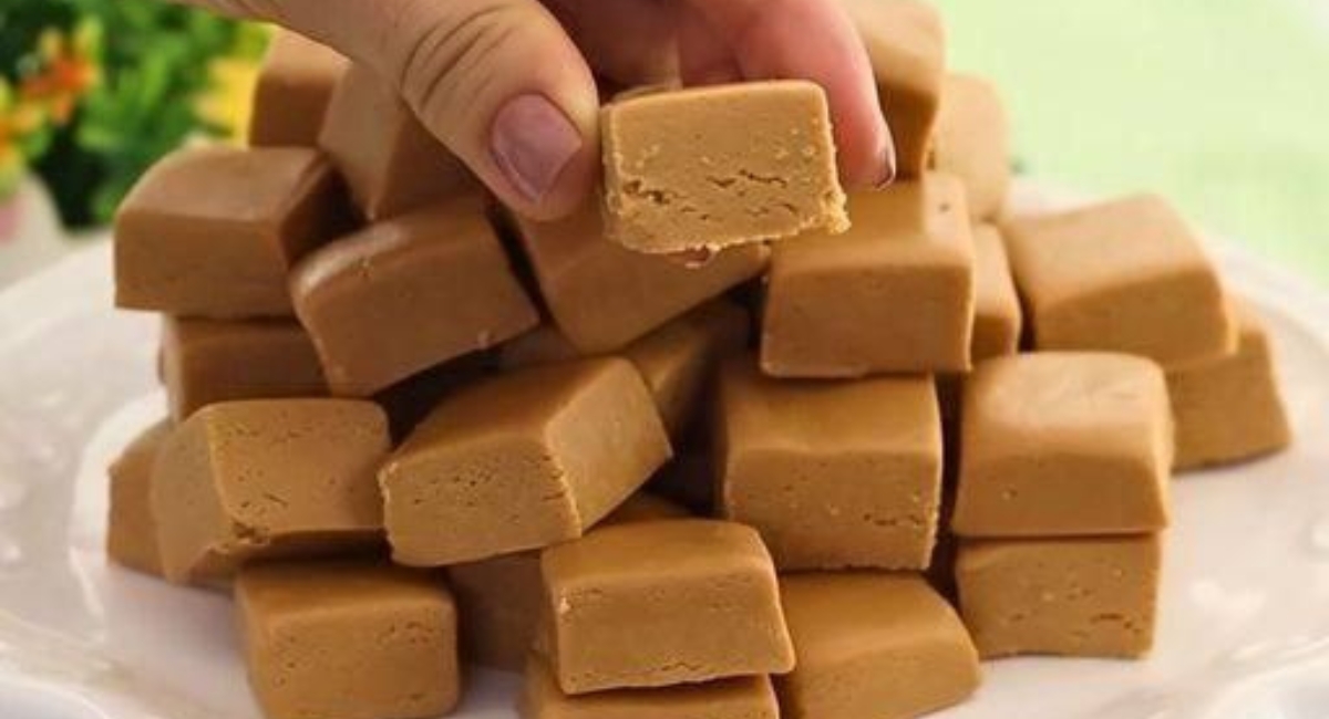 Quadradinhos de doce de leite usando poucos ingredientes e se lambusando nessa delicia