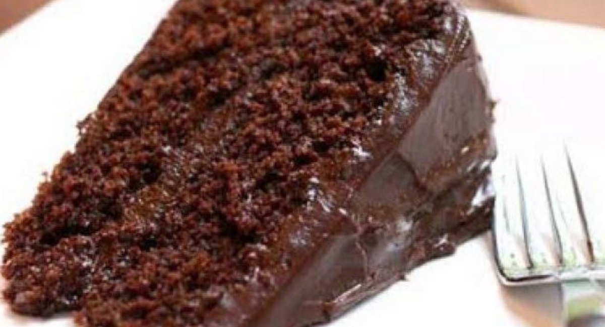 Bolo de chocolate fácil e muito recheado