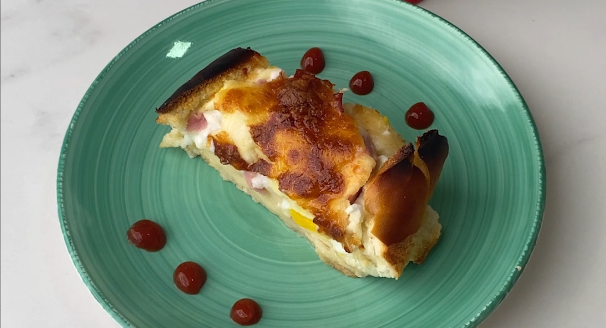 Basta colocar todos os ingredientes dentro do pão e levar ao forno