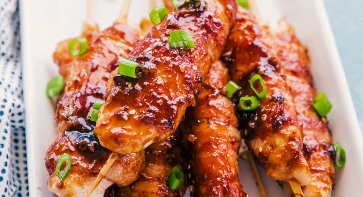 Brochettes de poulet marinées au miel, ail et bacon