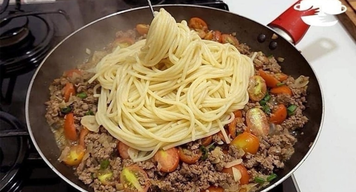 Macarrão na manteiga com carne moída