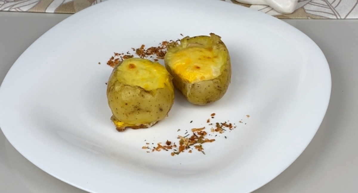 Basta colocar os ovos nas batatas e o resultado será incrível!