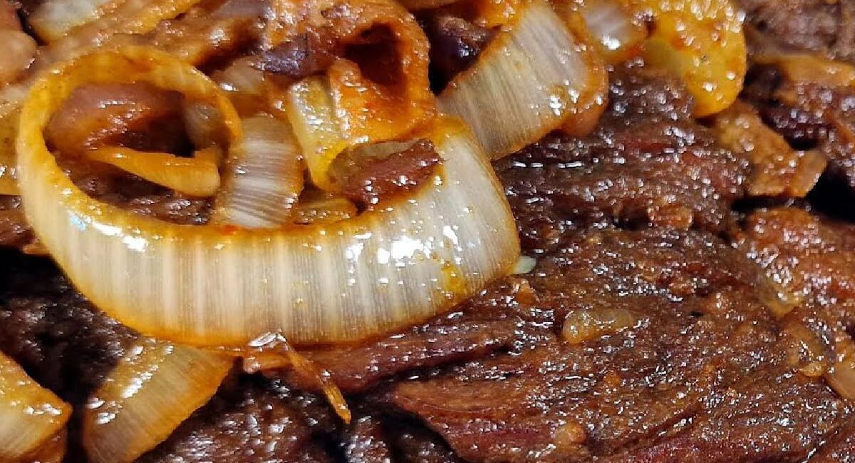 Bife de panela acebolado sem fritura para não sujar sua cozinha de gordura