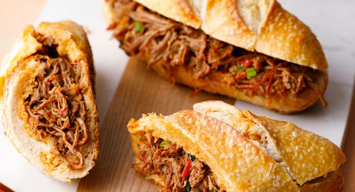 Carne louca para lanches feita na panela de pressão fica pronta em minutos e é uma delícia