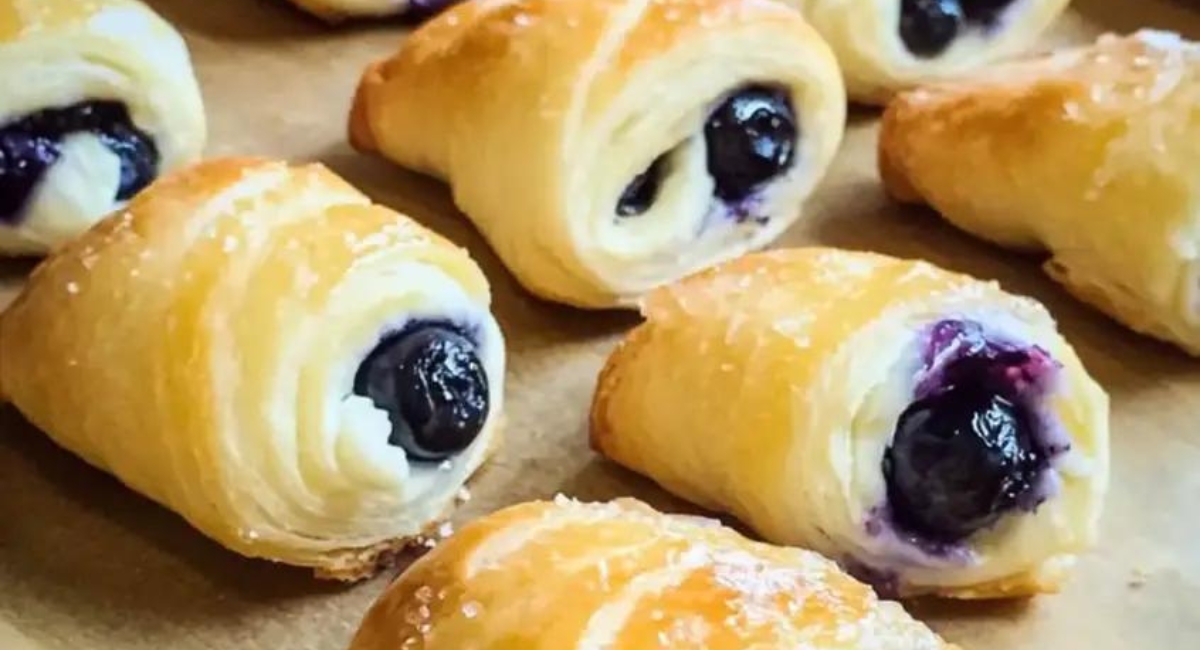 5 Ingredient Blueberry Cheesecake Rolls