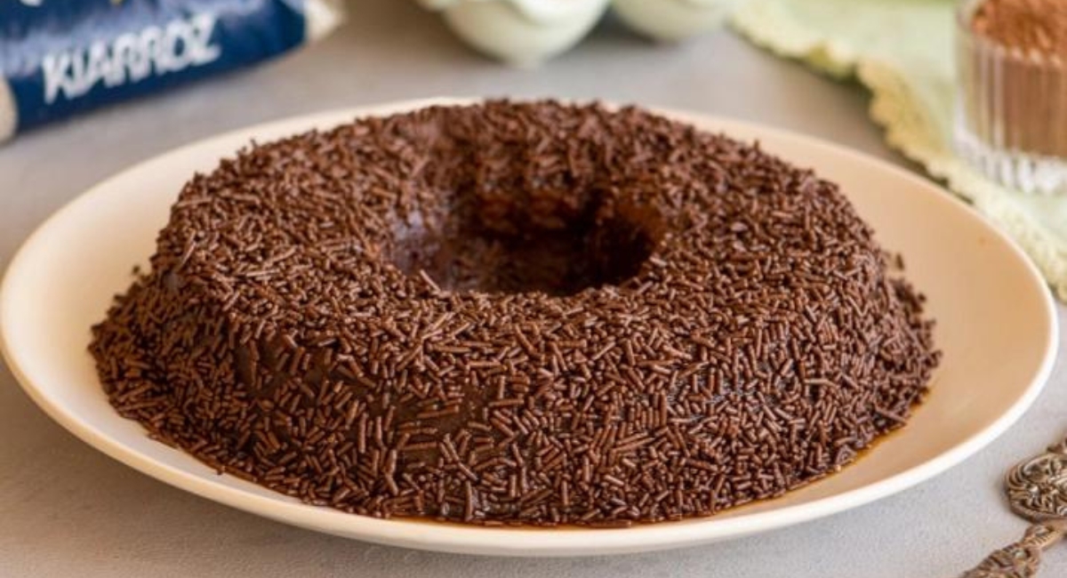 Bolo de chocolate macio e com cobertura de brigadeiro