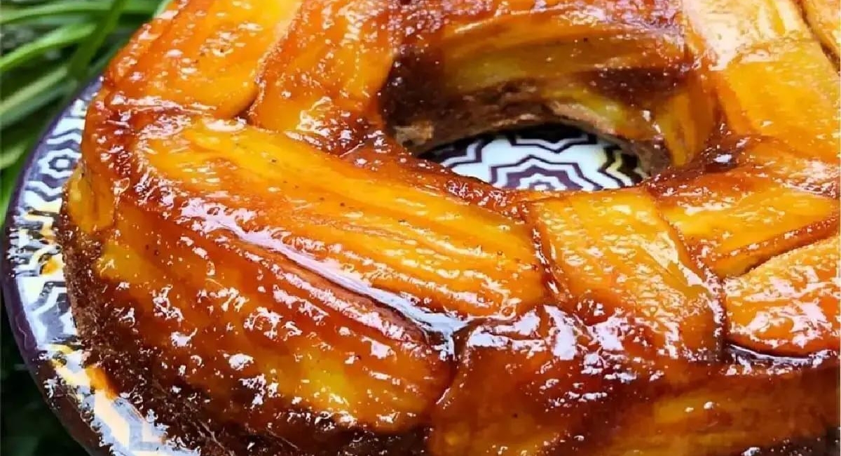 Bolo de banana caramelizado de liquidificador