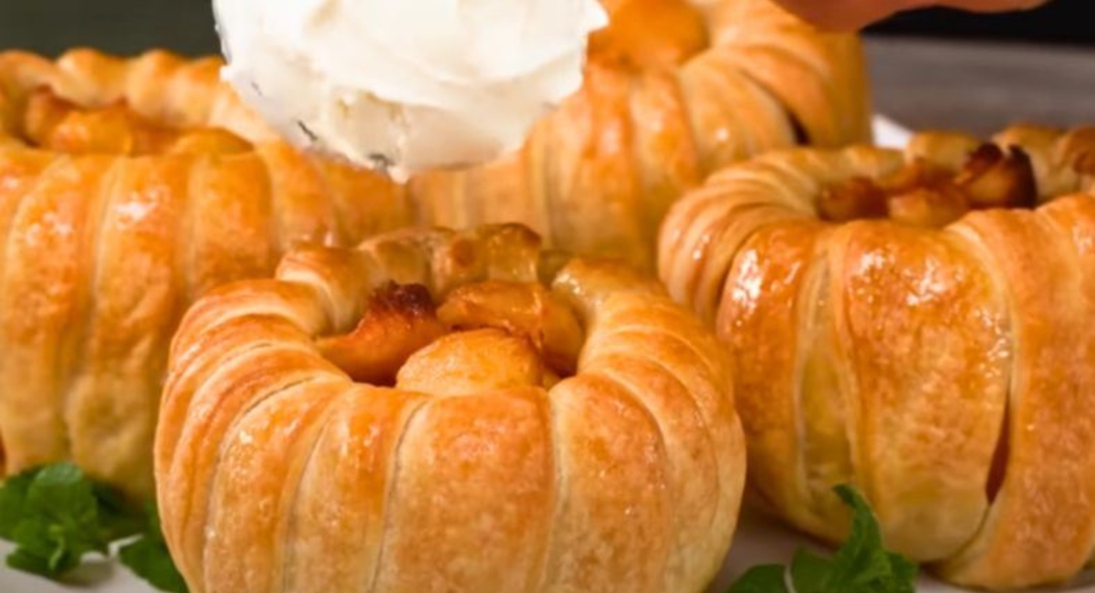 Pommes enrobées de pâte feuilletée avec sauce au caramel et crème à la cannelle