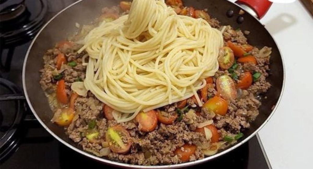 Macarrão na manteiga com carne moída e tomatinho uma delícia