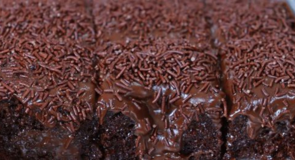 Bolo de chocolate rápido e fácil! massa fofa e molhadinha
