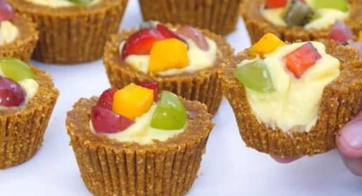 Dessert à la crème pâtissière sans cuisson avec biscuits et garniture aux fruits