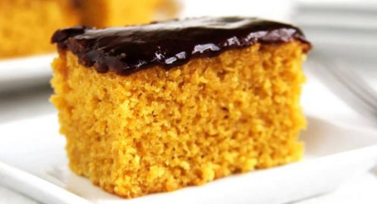 Bolo de cenoura com cobertura de chocolate