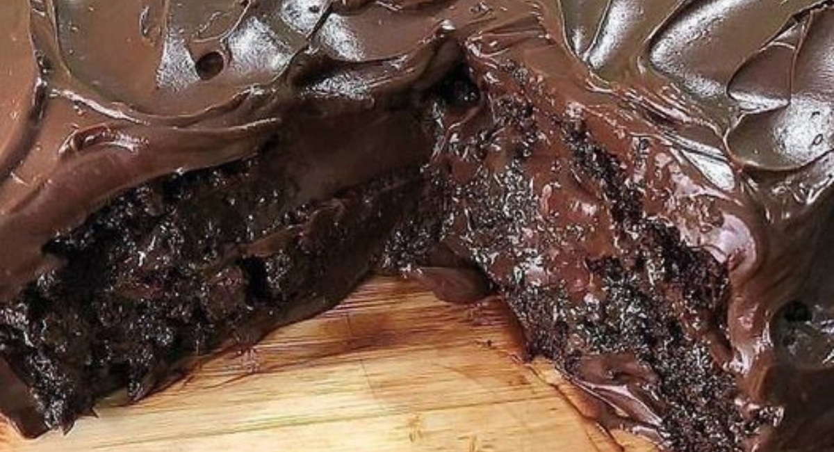 BOLO DE CHOCOLATE MOLHADINHO SIMPLESMENTE DELÍCIOSO 