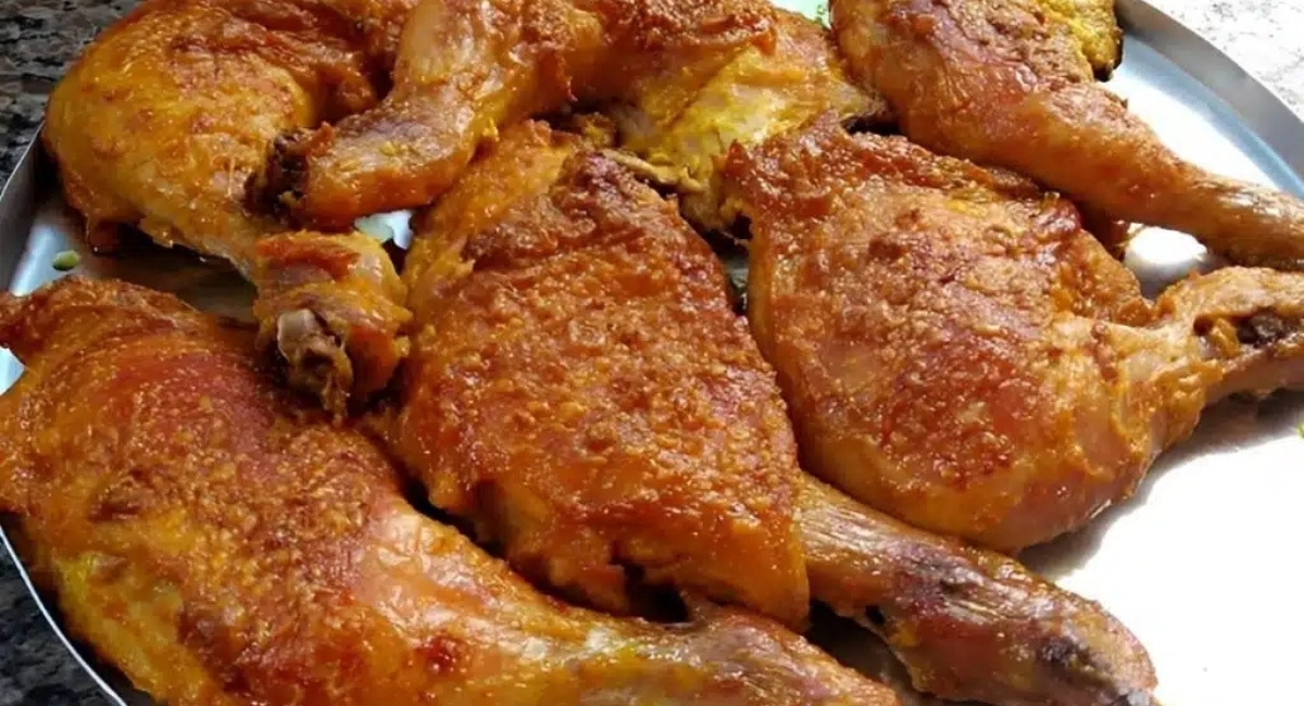 Coxa e sobrecoxa de frango na maionese assado no forno bem temperadinha e com casquinha