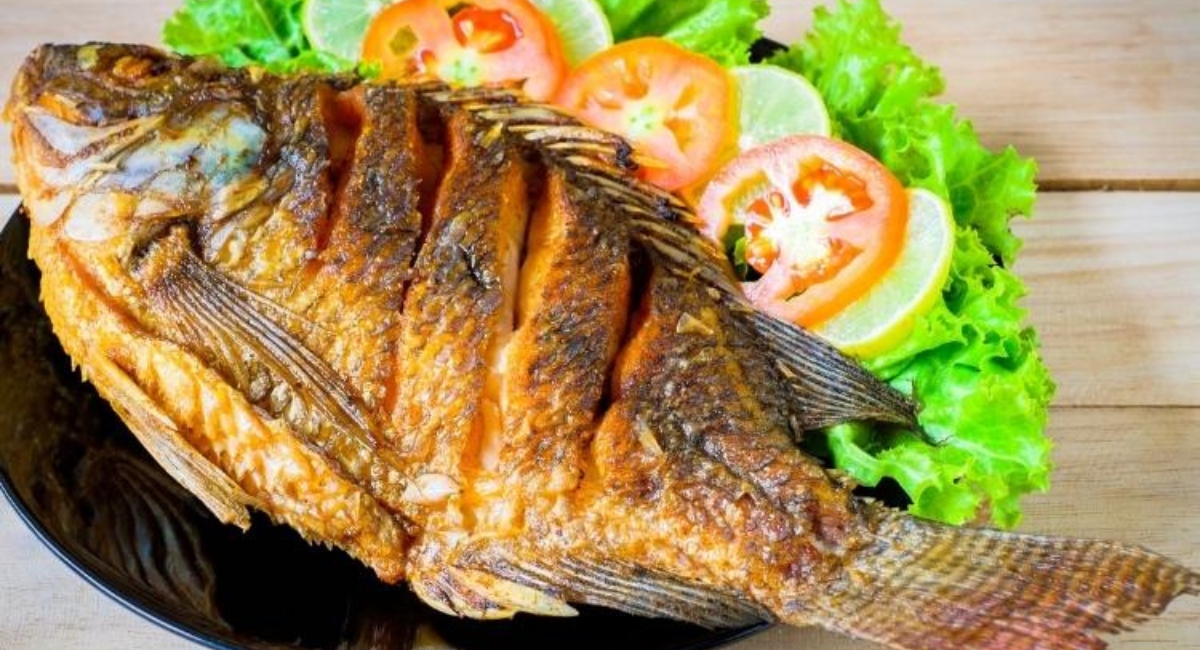 Veja como temperar e preparar esse peixe assado no forno super saboroso