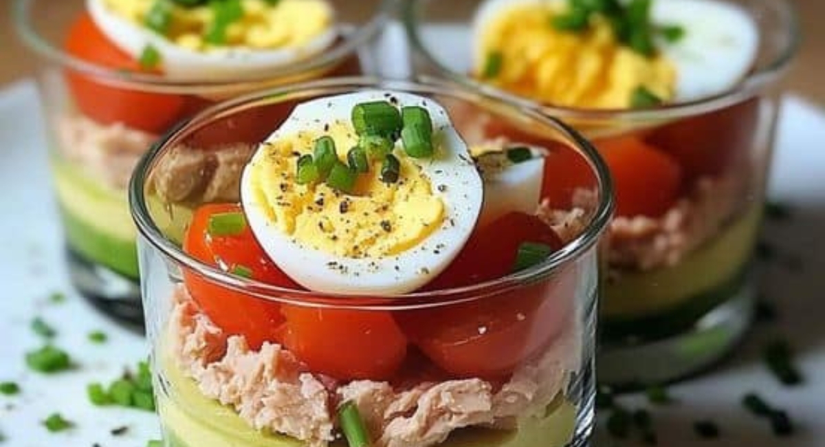 Verrines Fraîches d’Avocat, Thon, Tomates et Œufs : Un Apéritif Sain et Savoureux