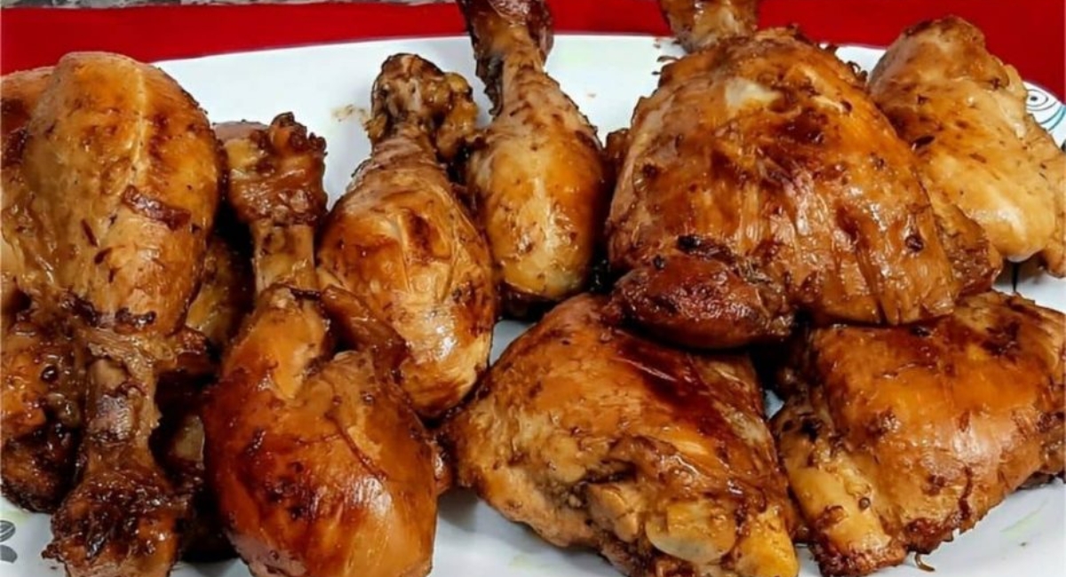 Frango frito na cebola bem temperadinho fica uma delícia perfeito pro almoço de domingo