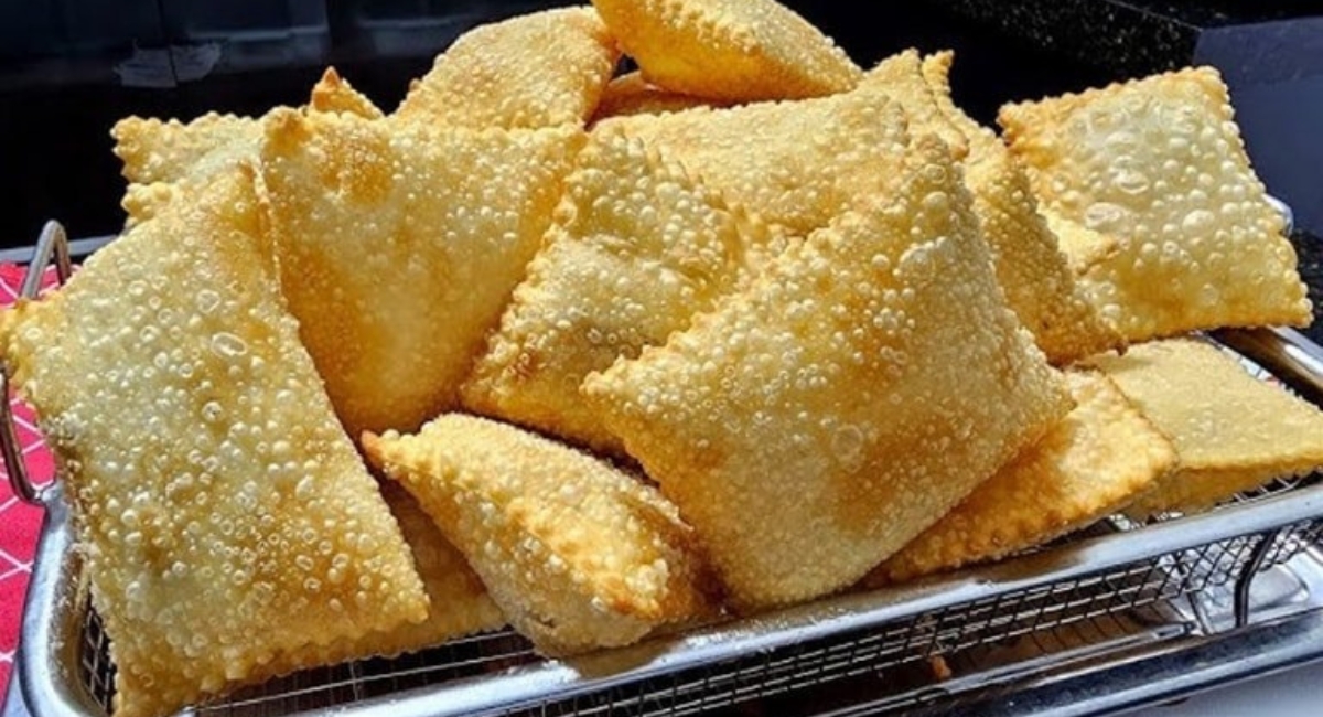 Massa de pastel de feira uma delícia.